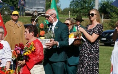 DOŻYNKI POWIATOWO &ndash; GMINNE W PIENIĘŻNIE 133