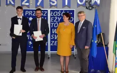 OSTATNI DZWONEK DLA MATURZYST&Oacute;W 7