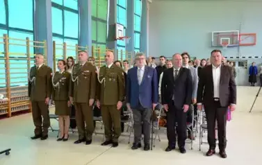 OSTATNI DZWONEK DLA MATURZYST&Oacute;W 77