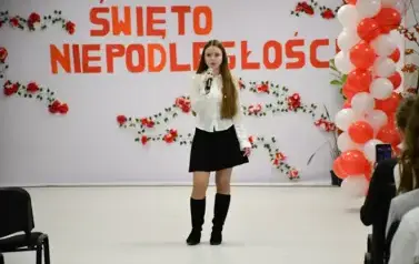 OBCHODY ŚWIĘTA NIEPODLEGŁOŚCI W LICEUM OG&Oacute;LNOKSZTAŁCĄCYM W BRANIEWIE 15