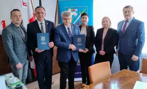 Zdjęcie do POWIAT BRANIEWSKI + MIASTO BRANIEWO = WSP&Oacute;ŁPRACA